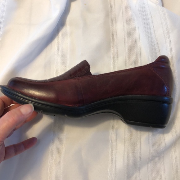 CLARKS Artisan reddish brown slip-on shoes size 7M - Picture 4 of 10